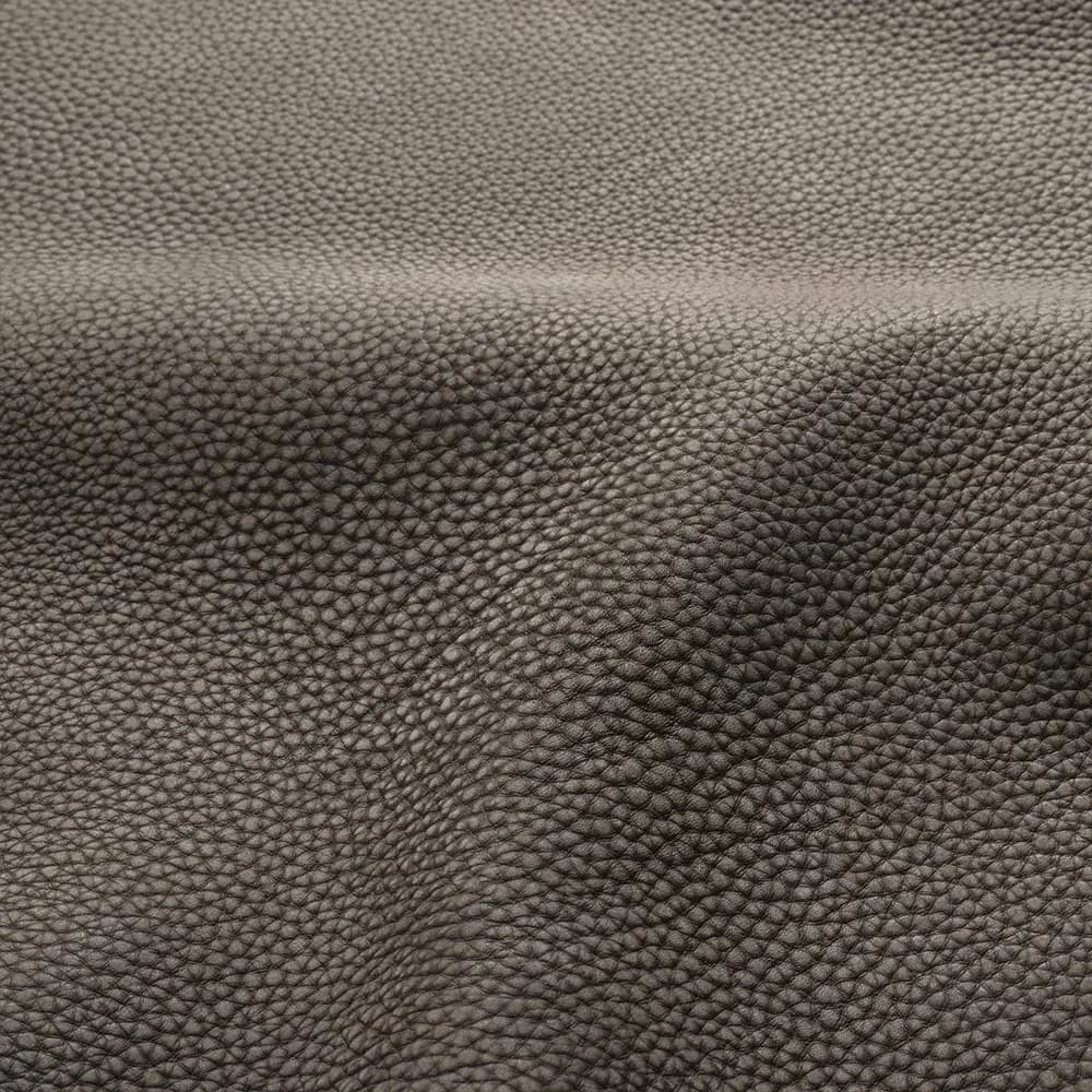 Cuir Cuoium gris révélant un grain doux et régulier