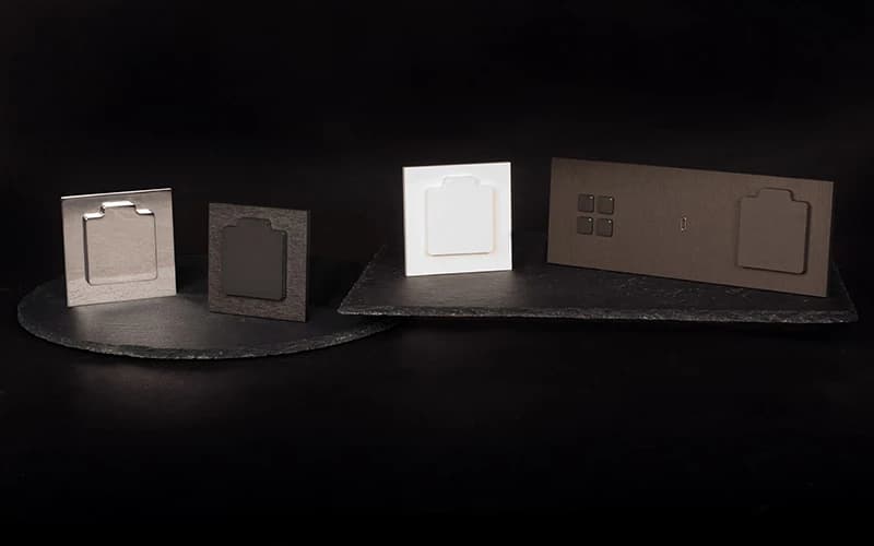 Prises et commandes Alphaplate présentées sur pierre sombre