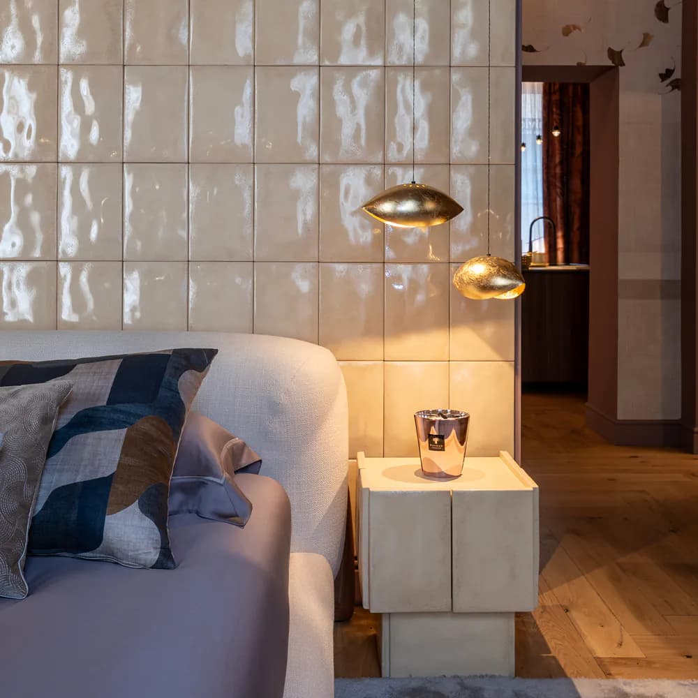 Objet design et surface texturée Cimento dans un intérieur chaleureux