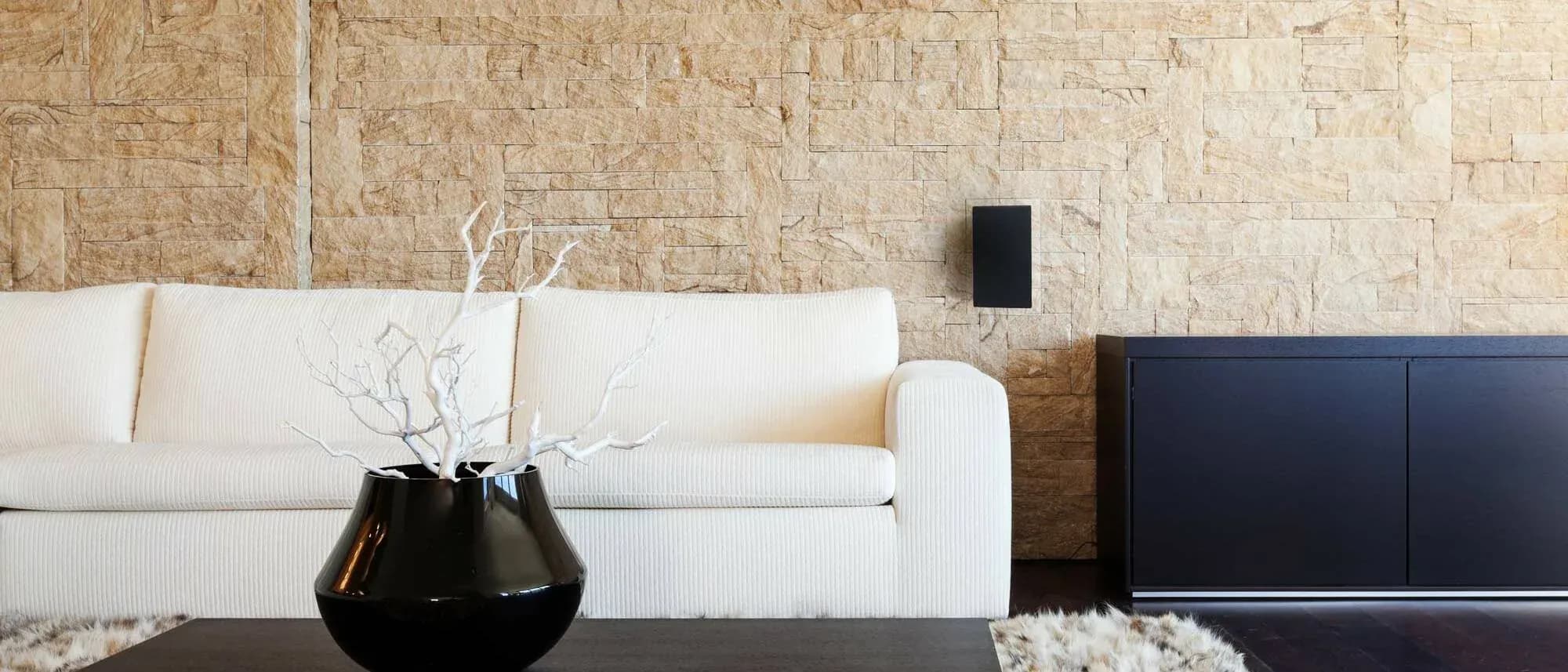Enceintes Waterfall Hurricane discrètement installées dans un salon raffiné